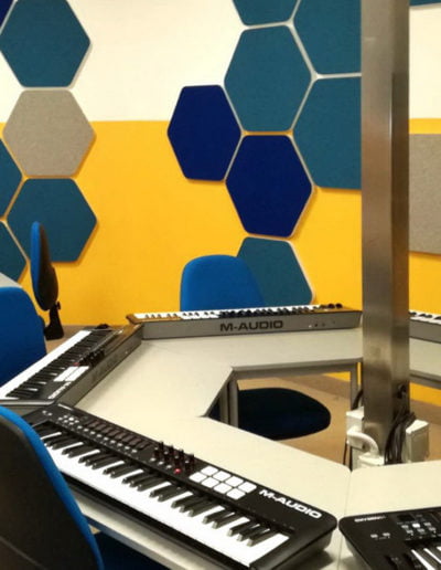 Pannelli acustici design forma esagonale a parete liceo musicale