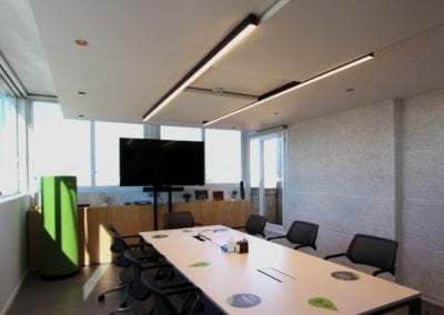 Acustica in sala riunioni con pannelli fonoassorbenti bianchi