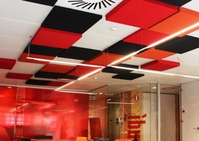 Pannelli acustici a soffitto colorati e quadrati in una sala riunioni