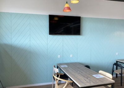 Acustica e interior design parete rivestita di colore azzurro