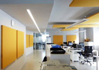 Paneles acústicos para oficinas a techo y pared de colores
