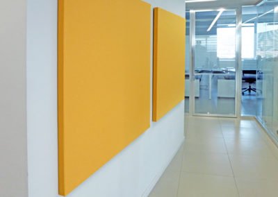 Paneles acústicos para oficinas y absorción acustica pasillo detalle