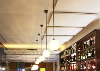 Paneles fonoabsorbentes para restaurante a techo blancos