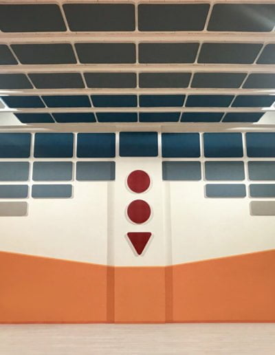 Paneles aislantes diseño absorción acústica en las escuelas