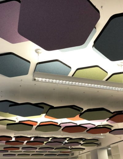 Paneles aislantes diseño hexágonos colores de techo