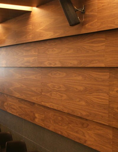 Paneles madera microperforada revestimiento mural confort acústico sala de conferencia