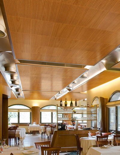 Paneles perforados de madera falso techo restaurante confort acústico