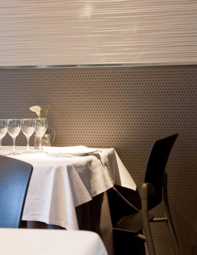 Paneles perforados fonoabsorbentes revestimiento restaurante
