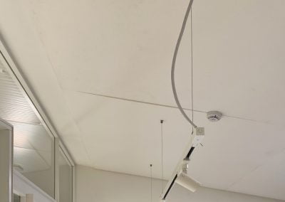 Acustica sostenibile con pannelli a soffitto e parete bianchi