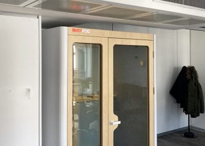 Cabina acústica espacio abierto para meeting de trabajo en oficina
