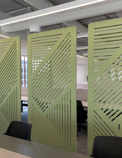 Cortina acústica de diseño en fieltro verde