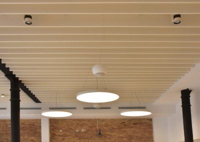 Bafles a techo suspendidos iluminación integrada
