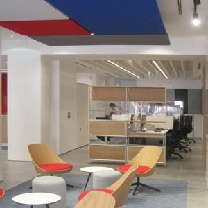 Isla acústica para oficinas con paneles acústicos revestidos en tejido