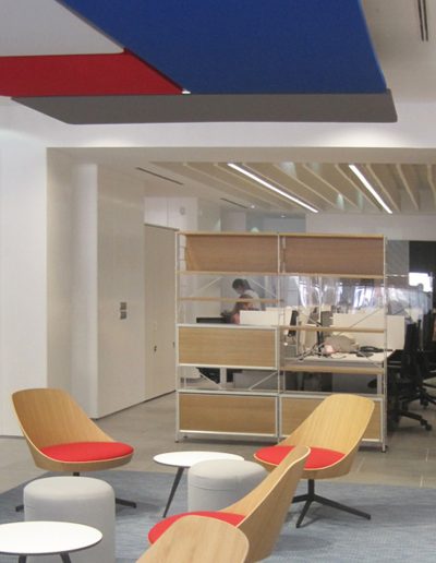 Paneles acústicos revestidos en tejido de colores para espacio de trabajo