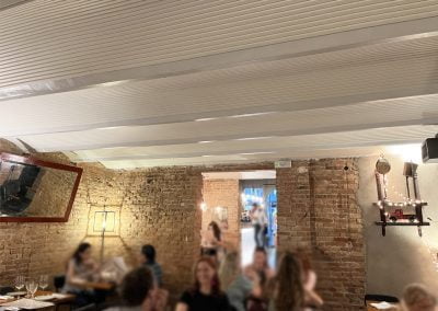 Soluciones acústicas restaurante revestimiento en fieltro a techo