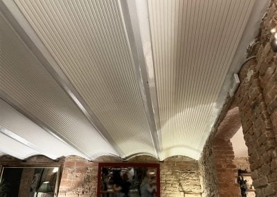 Soluciones acústicas para restaurante con revestimiento fonoabsorbente techo abovedado