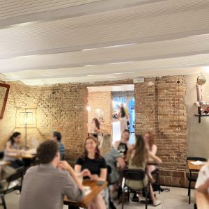 Soluciones acústicas para restaurante revestimiento mural fonoabsorbente a techo