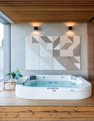 Acustica e design assorbimento acustico con tiles geometrici piscina