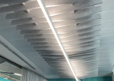 Intervención diseño acústico bafles en fieltro de poliéster a techo