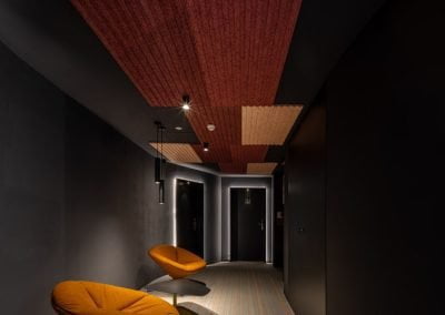 Solución acústica de diseño revestimiento a techo pasillo